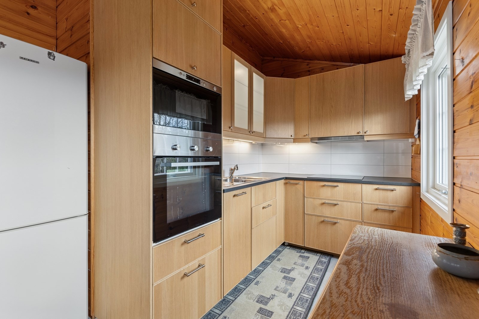 Kjøkkenet har innredning med glatte fronter og laminert benkeplate. Galleribilde