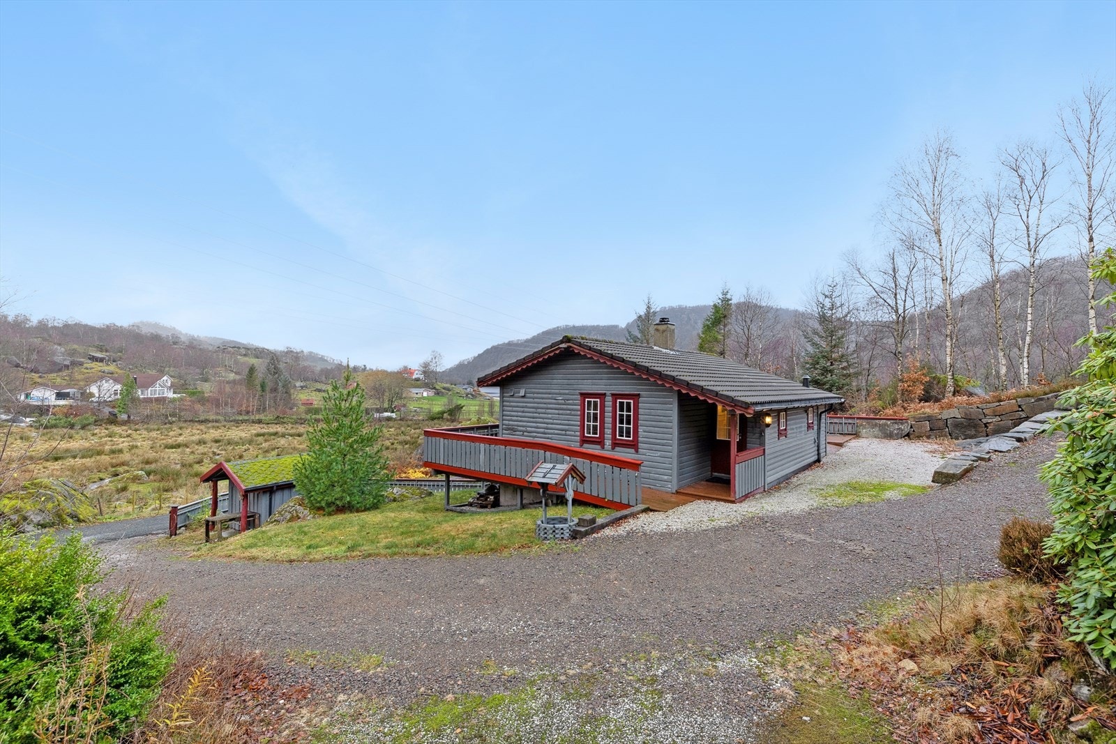 Kjervallveien 8 er en fritidsbolig beliggende i Sletteid. Bilder tatt av EFKT v/ fotograf: Arnt Ove Skailand. Galleribilde
