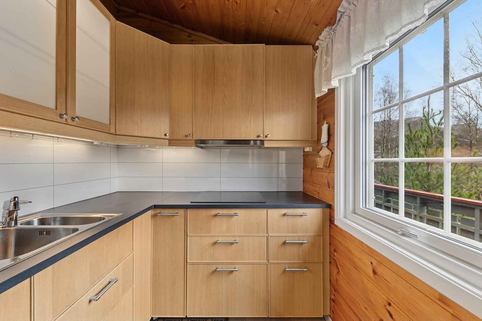 Innredningen består av både over- og underskap med belysning under overskapene. Galleribilde