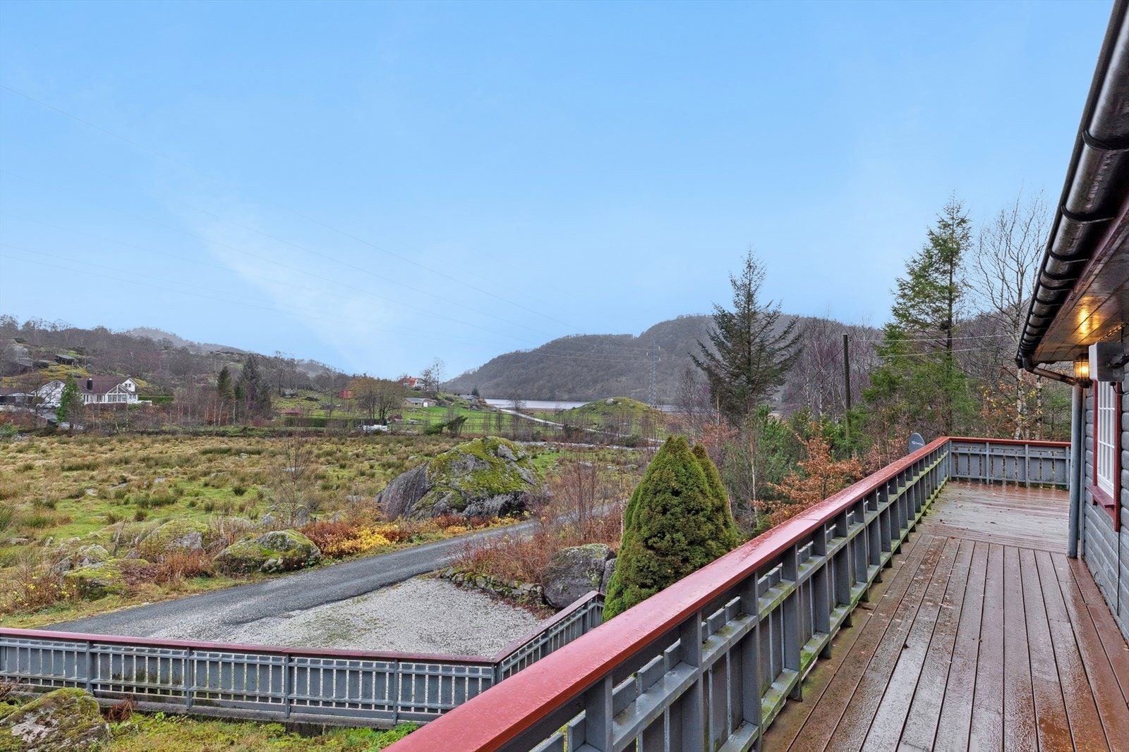 Sletteid ligger omtrent 7 kilometer fra Egersund sentrum, i naturskjønne omgivelser. Galleribilde