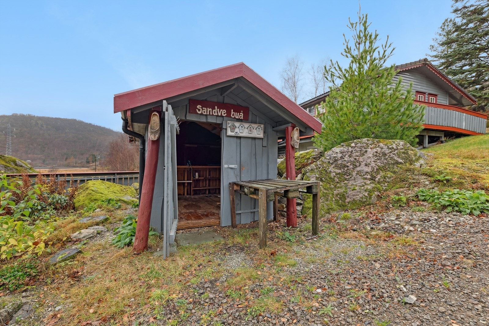 På eiendommen er det også etablert to utvendig frittstående boder/uthus - ikke søkt om eller godkjent, se punkt "Ferdigattest". Galleribilde