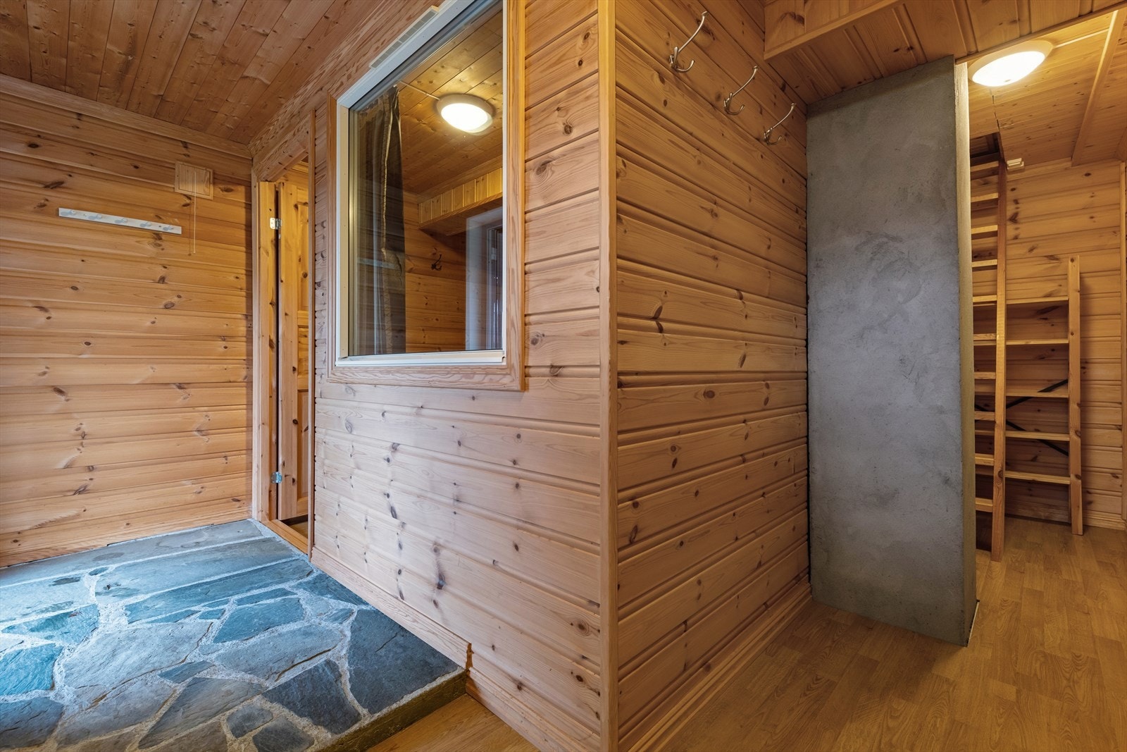 Innredning av kjeller er ikke søkt om eller godkjent, se punkt "Ferdigattest". Galleribilde