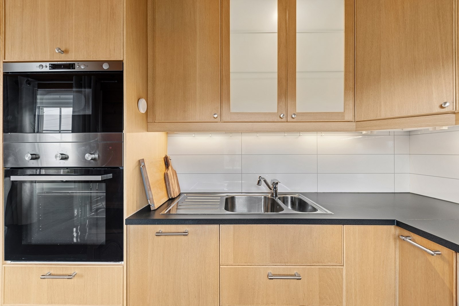 Kjøkkenet har et moderne preg. Galleribilde