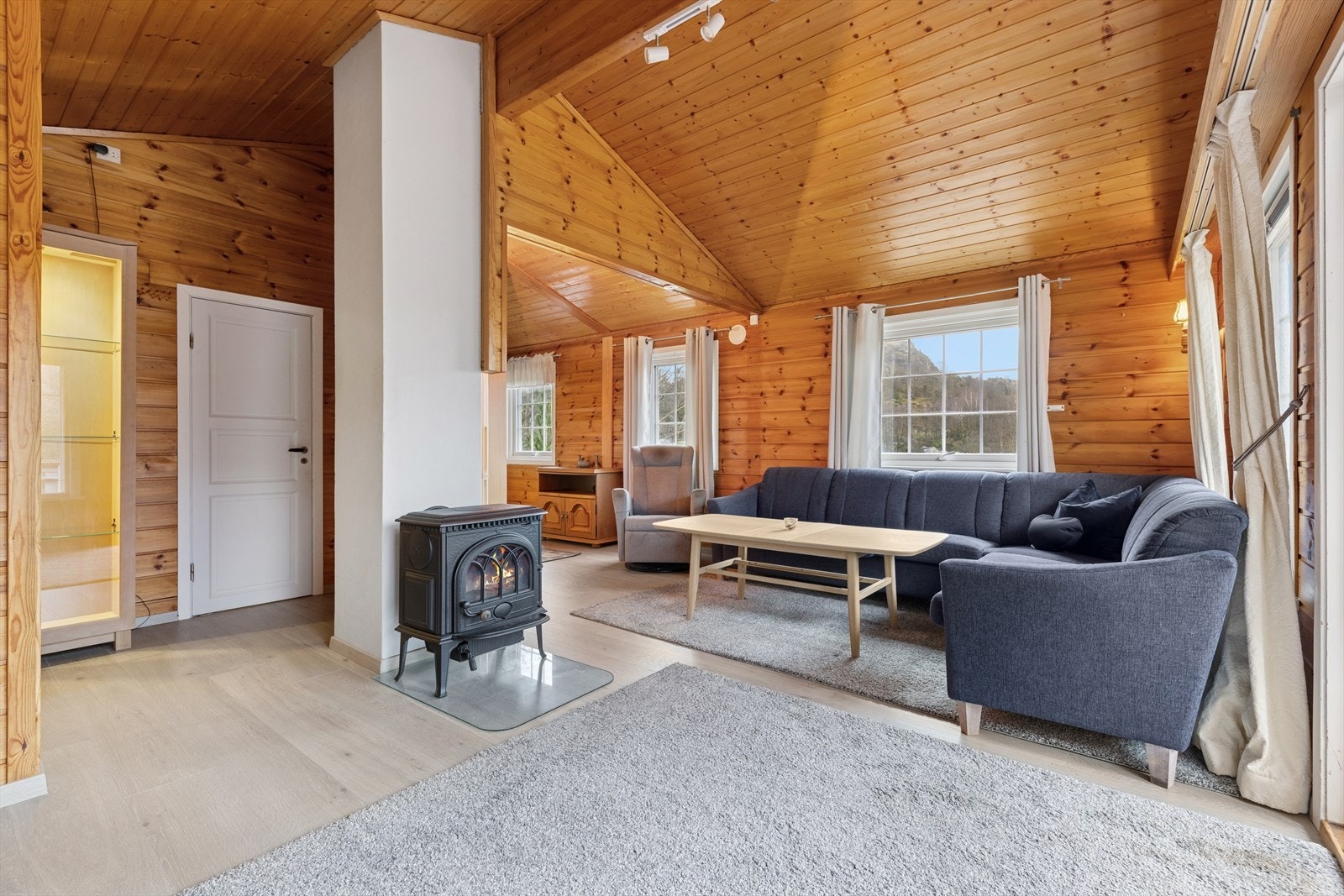 Hytta har en åpen stue- og kjøkkenløsning som inviterer til hyggelig samvær. Galleribilde