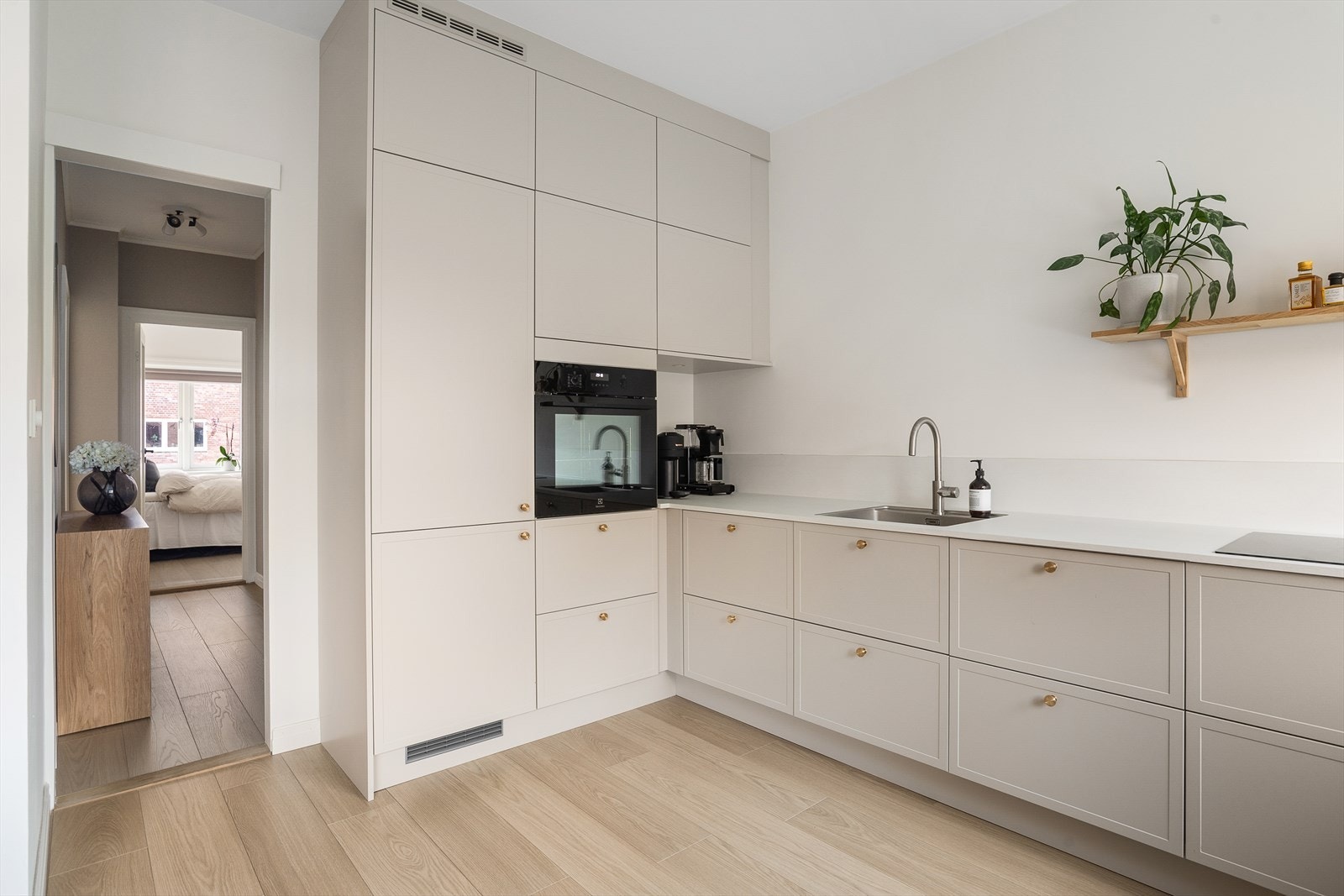 Gulvet har parkett, veggene har slette, malte flater og taket er slett malt med spotlamper som lyskilde. Galleribilde