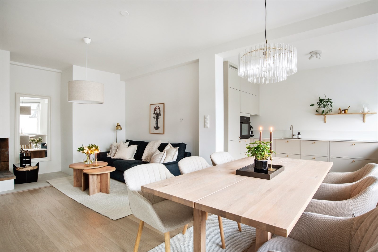 Stuen er romslig og har en gjennomtenkt utforming som gir gode møbleringsmuligheter for både sofagruppe og spiseplass. Galleribilde