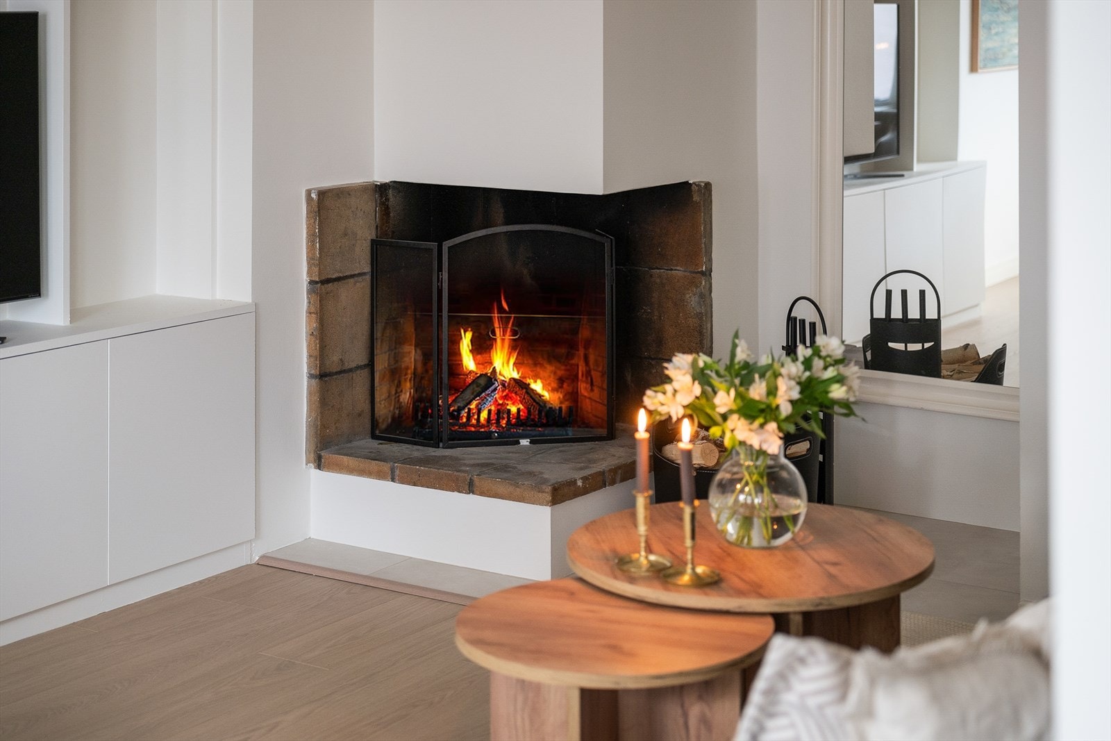 Åpen peis i stue som varmer godt på kalde vinterdager. Galleribilde