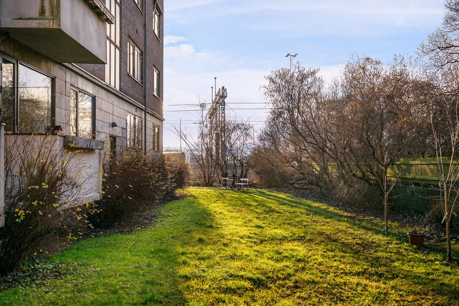 Hyggelige fellesområder med sitteplasser og grøntområder. Galleribilde