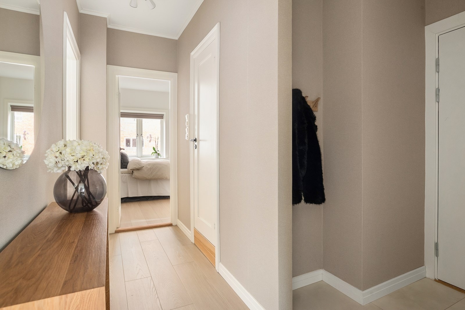 Naturlig adkomst videre til resten av leiligheten. Galleribilde