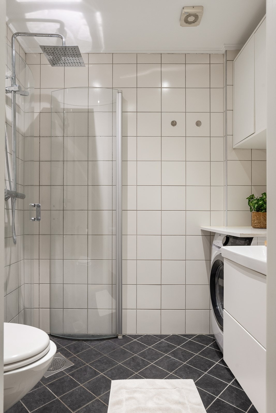 Badet ble, ifølge tidligere salgsoppgaver, pusset opp i 2005/2006 og fremstår lyst og innbydende. Galleribilde