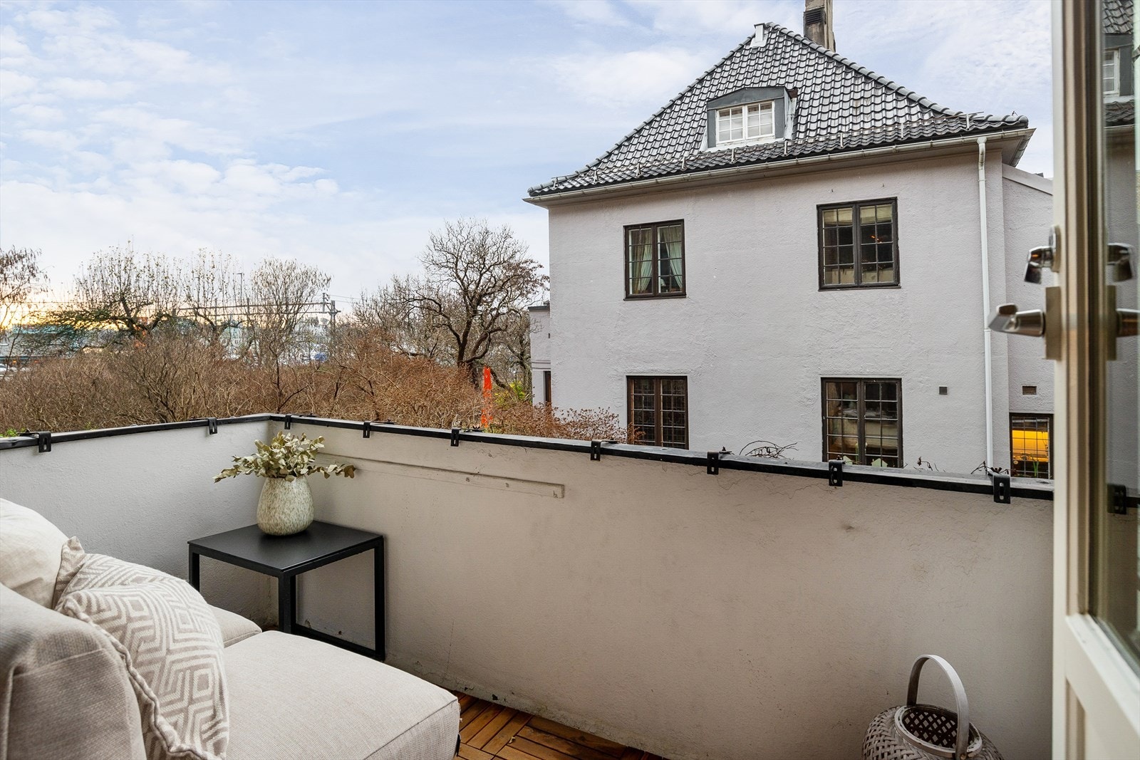 Her har du god plass til en hyggelig sittegruppe hvor solen kan nytes. Galleribilde