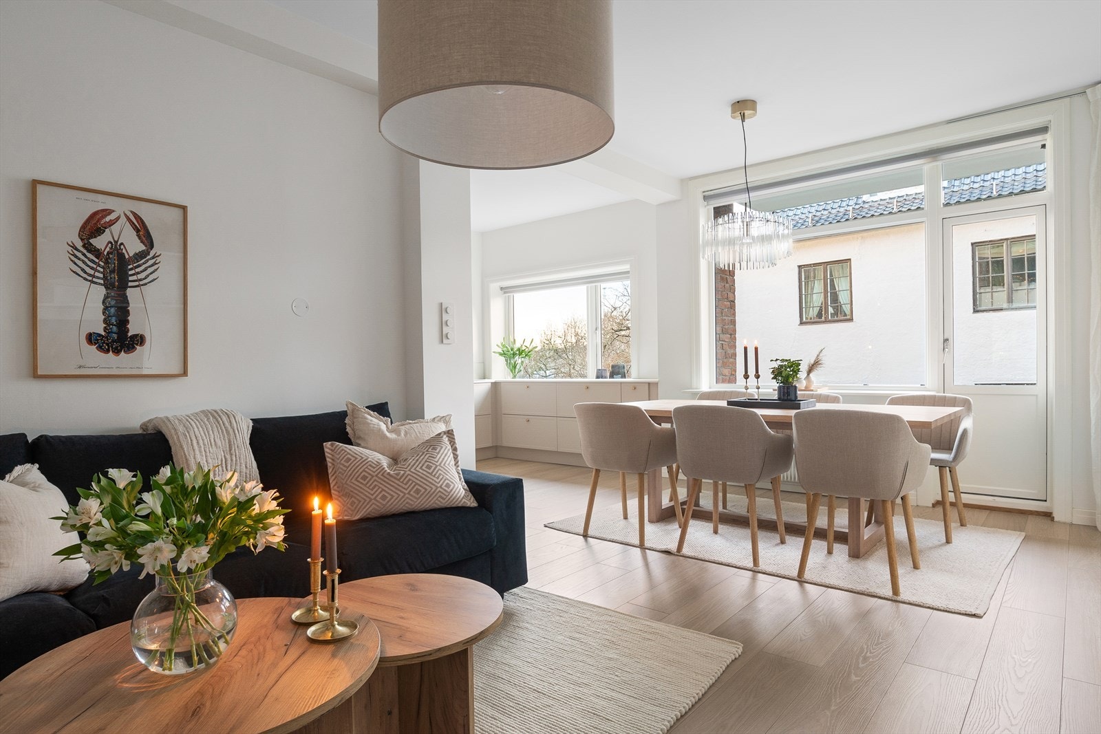 Den åpne løsningen skaper en naturlig flyt mellom sonene, samtidig som rommet oppleves luftig. Galleribilde