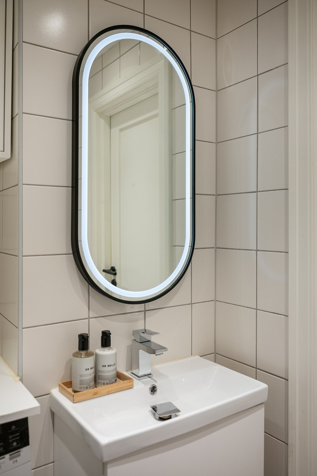 Badet er innredet med skuffeinnredning og heldekkende servant med ettgreps blandebatteri, samt vegghengt speil med integrert belysning. Galleribilde