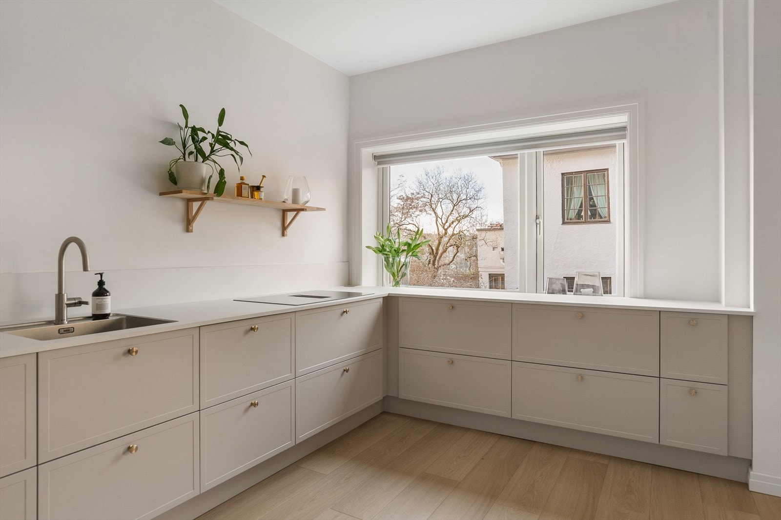 Kjøkkenvinduet gir godt dagslys til rommet. Kjøkkenet er utstyrt med induksjonstopp med integrert avtrekk med kullfilter. Galleribilde