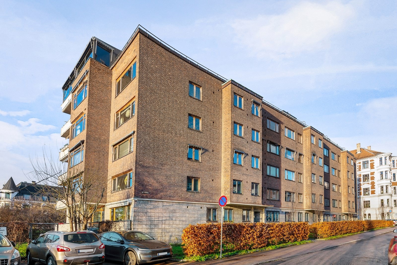 Det er god tilgang til flere parker i området, også Frognerparken. Ønsker man å nyte sjøen ligger Frognerkilen rett nedenfor. Her er det sykkel/gangvei til Tjuvholmen sjøbad den ene retningen og Bygdøy den andre veien. Galleribilde