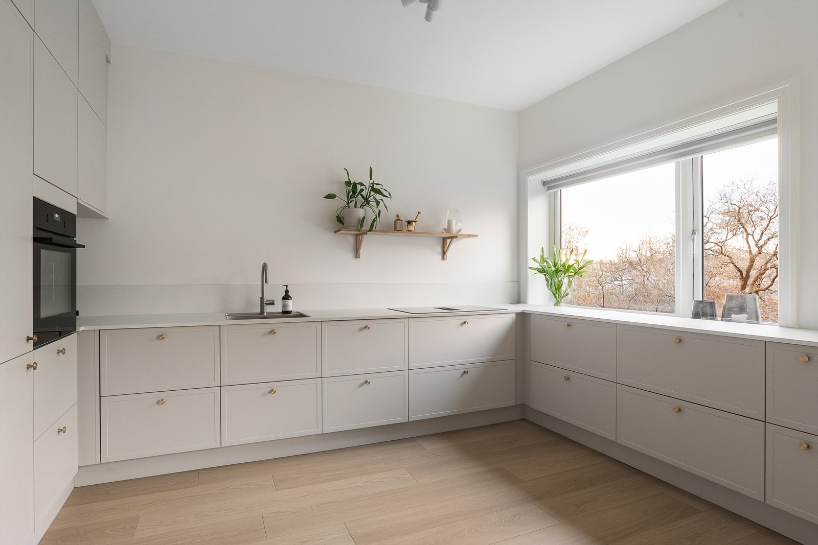 Integrert i innredningen er kjøl og frys, stekeovn og induksjonstopp. Galleribilde