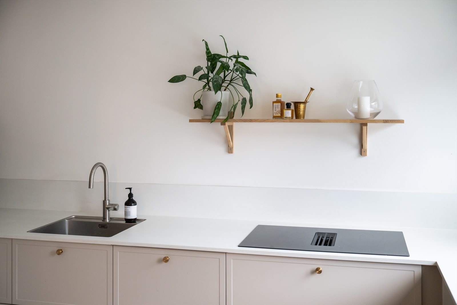 Det er benkeplate i hardpresset laminat med planlimt metallvask og ettgreps kjøkkenarmatur. I benkeplaten er det integrert stikkontaktuttak. Galleribilde