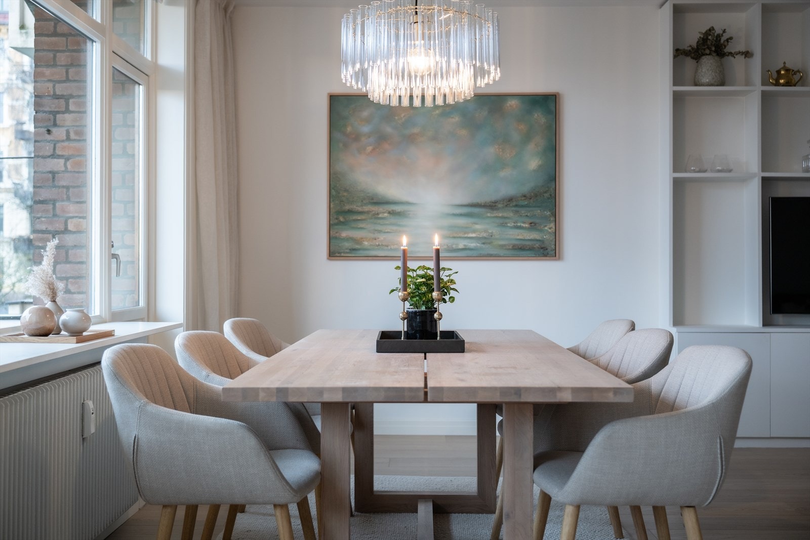 Leiligheten har radiatoroppvarming. Varmtvann og oppvarming via bergvarme er inkludert i felleskostnadene. Galleribilde