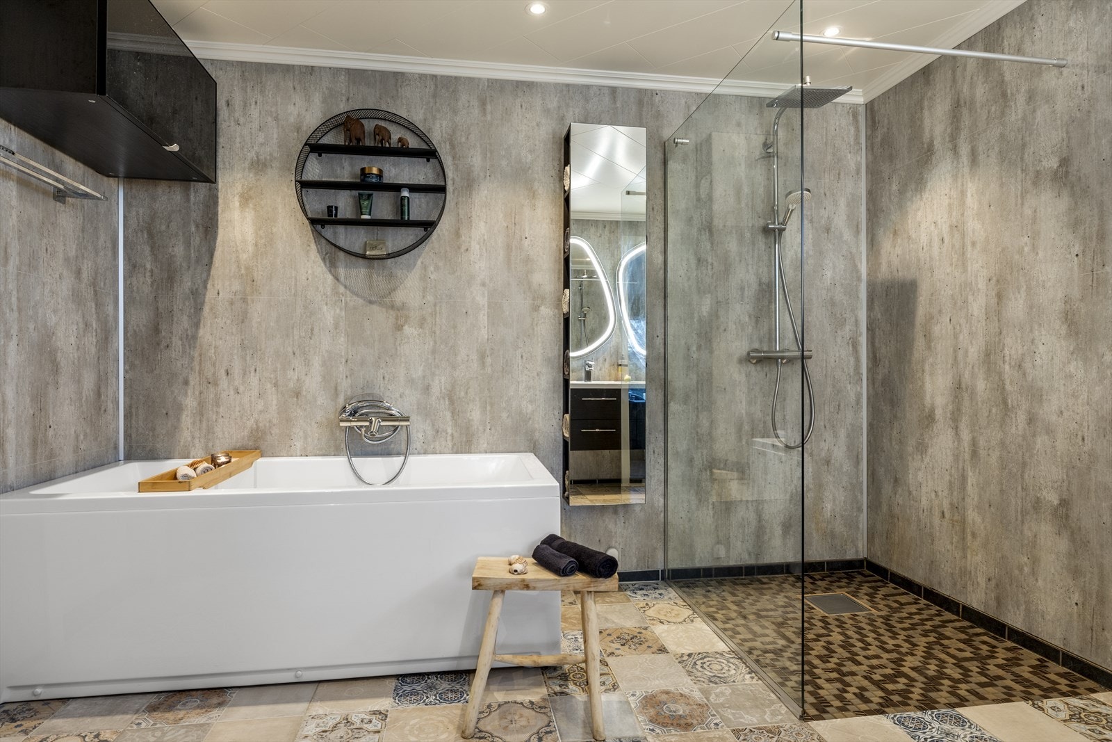 Badet er utstyrt med både badekar og et separat dusjhjørne. Galleribilde