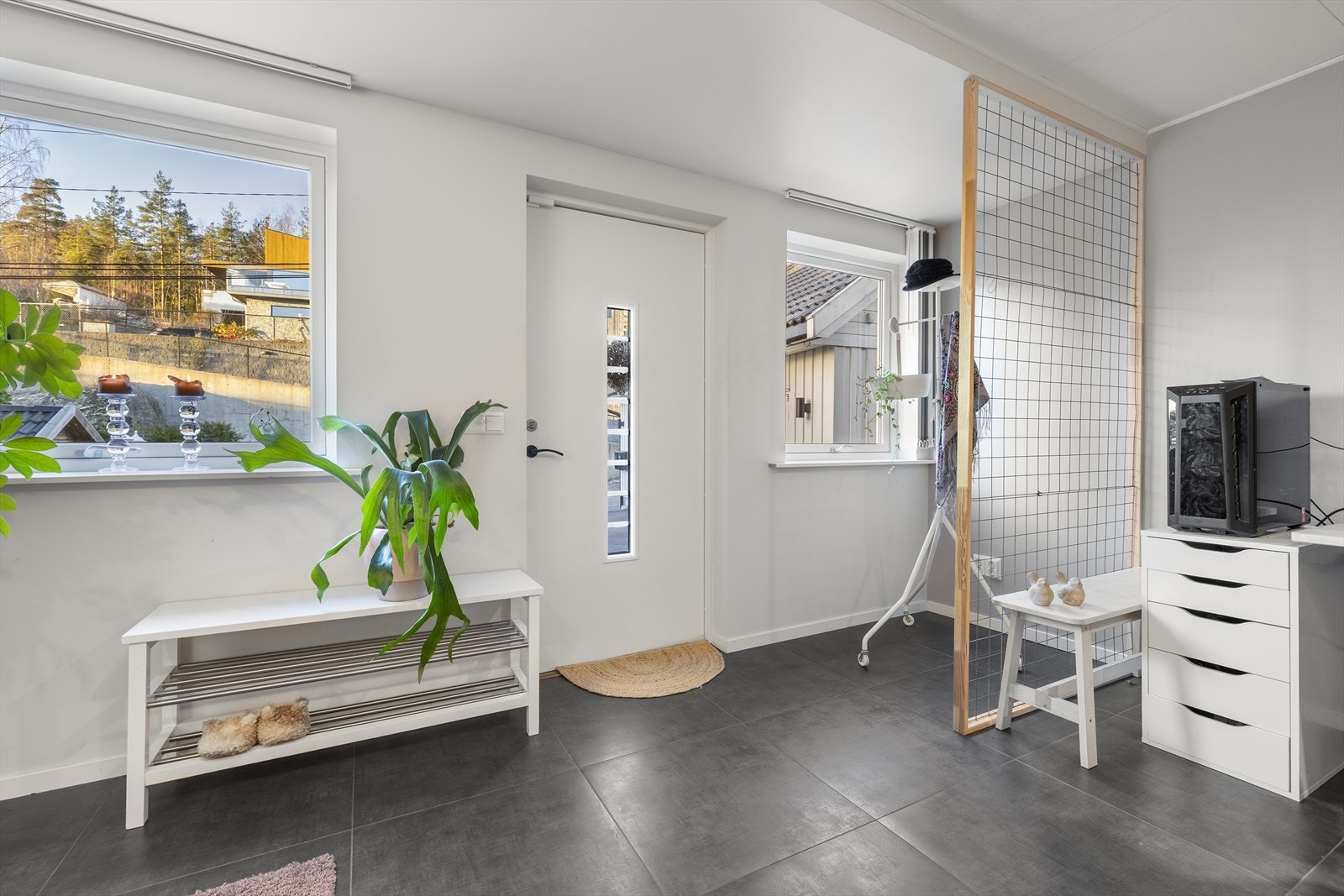 Egen inngang til hoveddelen i underetasjen. Galleribilde