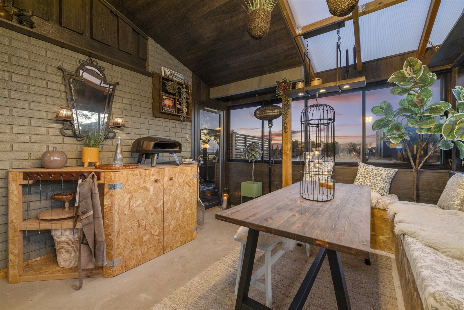 Et hyggelig rom for måltider og avslapning, uansett vær og vind. Galleribilde