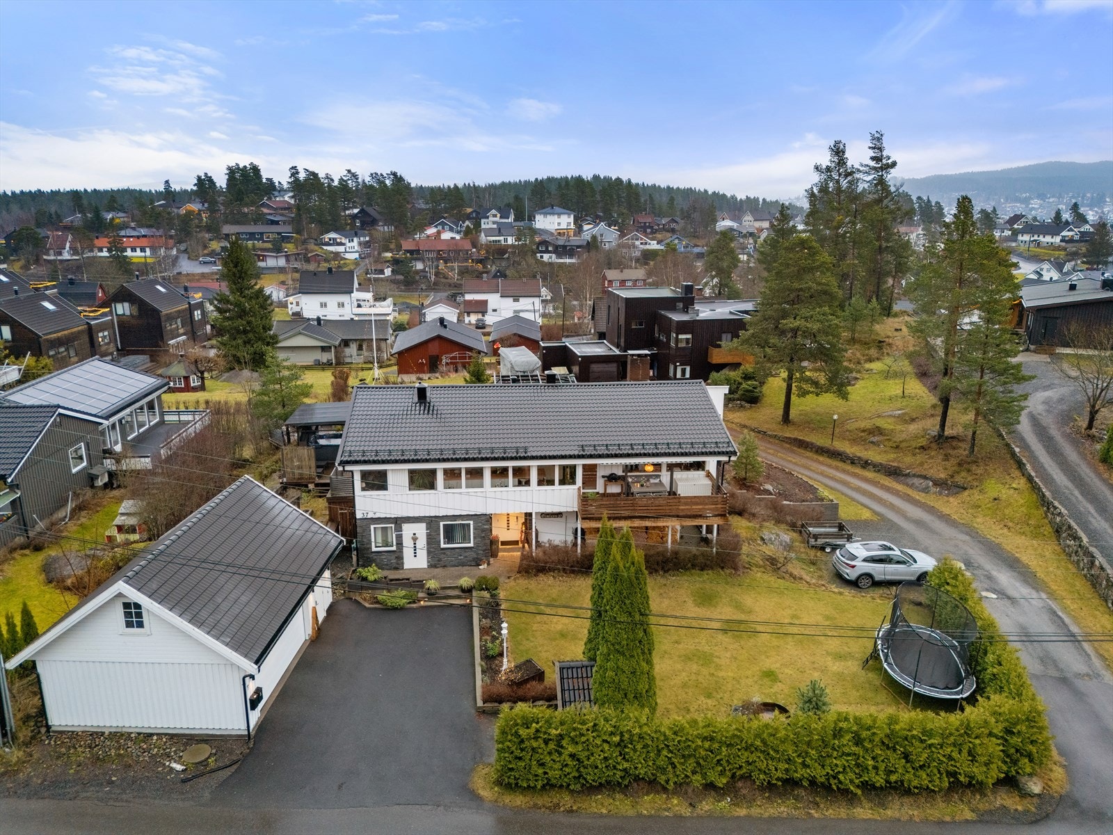 Eiendommen ligger i rolige og barnevennlige omgivelser med nærhet til grøntområder. Galleribilde