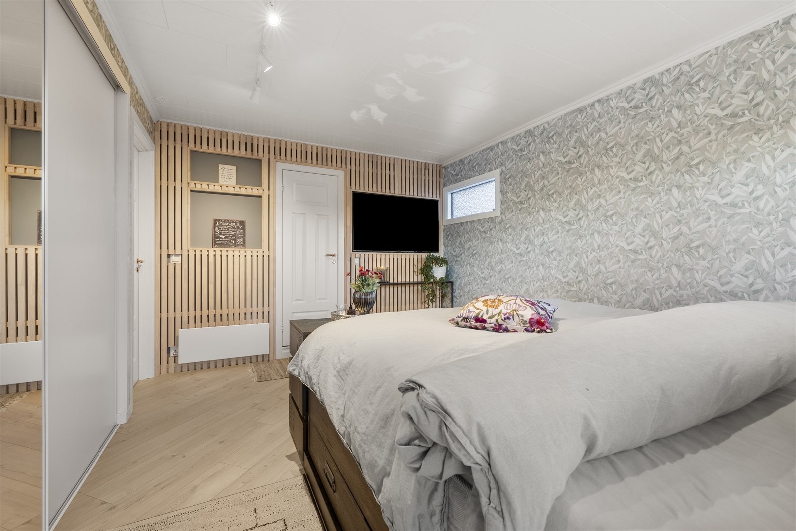 Soverommet har en lun atmosfære med tapet og spilevegg. Galleribilde