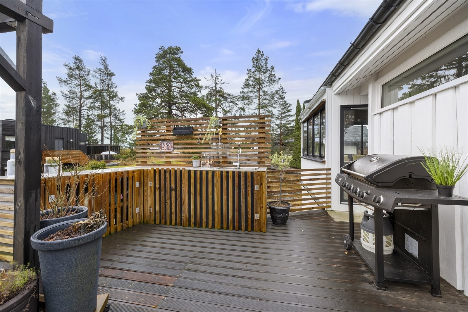 Et praktisk utekjøkken for sommerens grillmåltider. Galleribilde