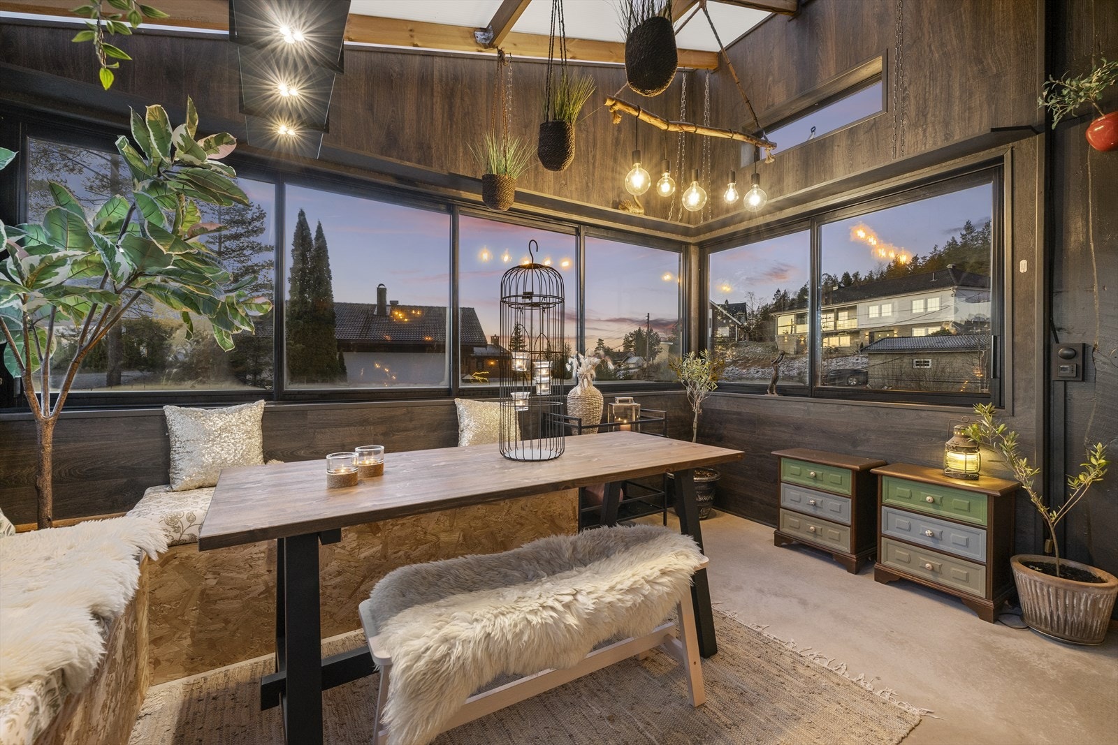 Store glassflater gir rikelig med lys og utsikt. Galleribilde