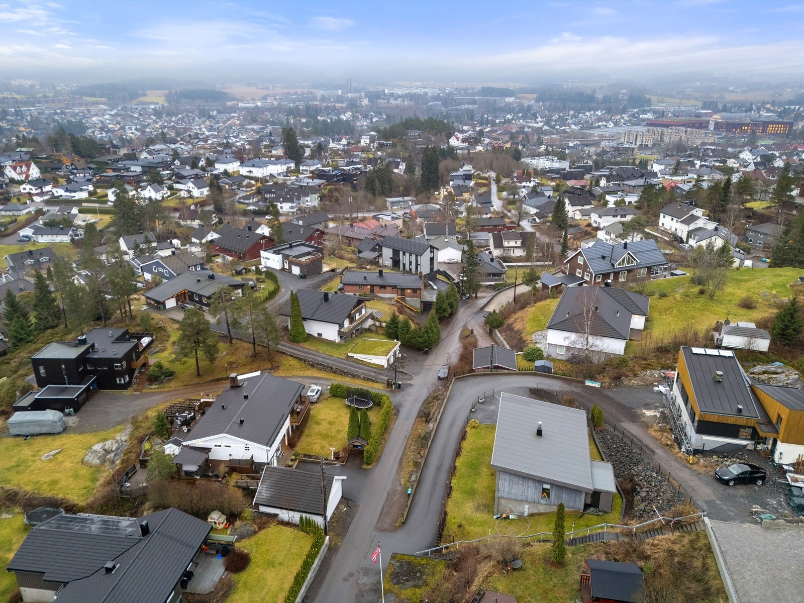 Området har god tilgang til offentlig transport, med kort vei til togstasjon og buss. Galleribilde