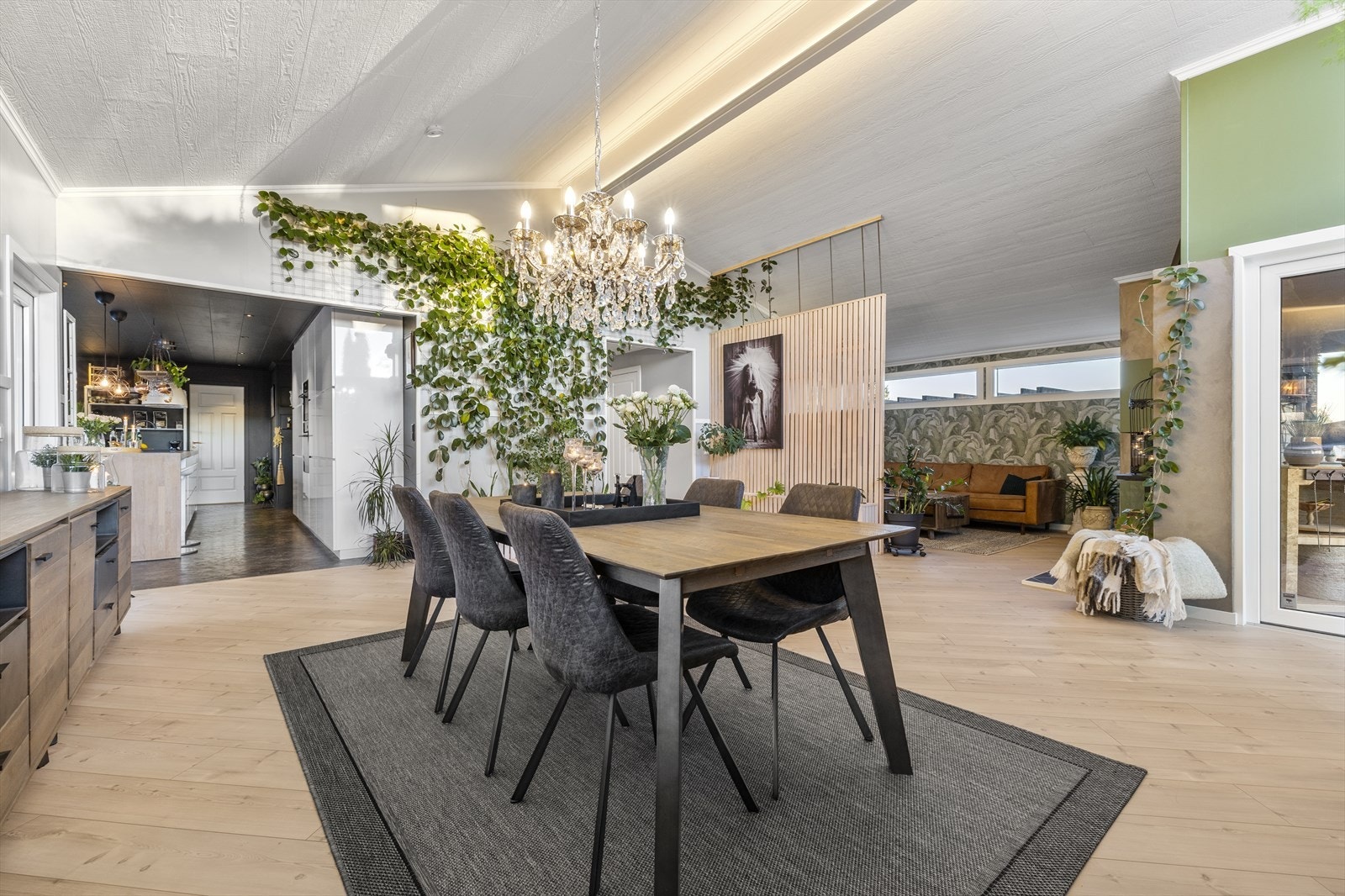 Fra spisestuen er det en naturlig overgang til kjøkkenet. Galleribilde