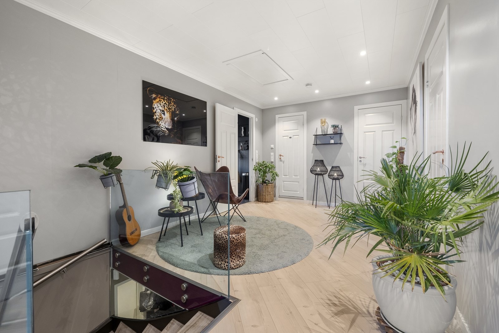 Hallen fungerer som et bindeledd mellom etasjens ulike rom. Galleribilde