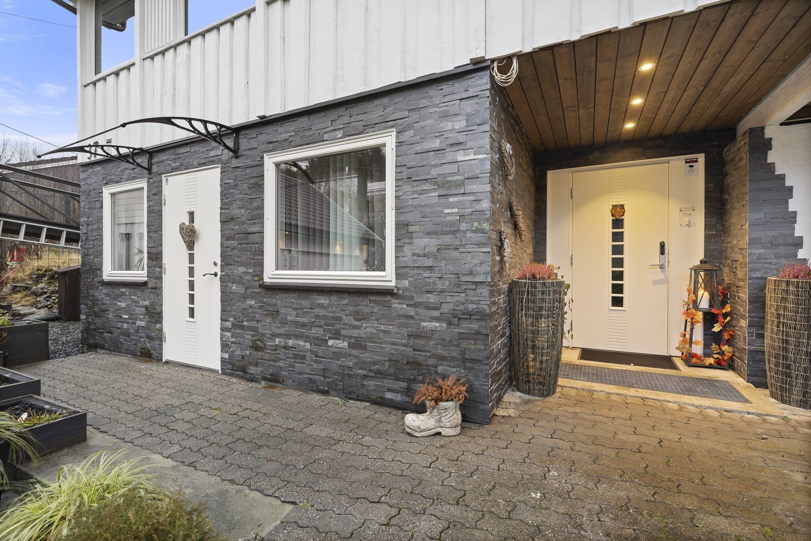 Hovedinngangen til underetasjen har et overbygget inngangsparti. Galleribilde