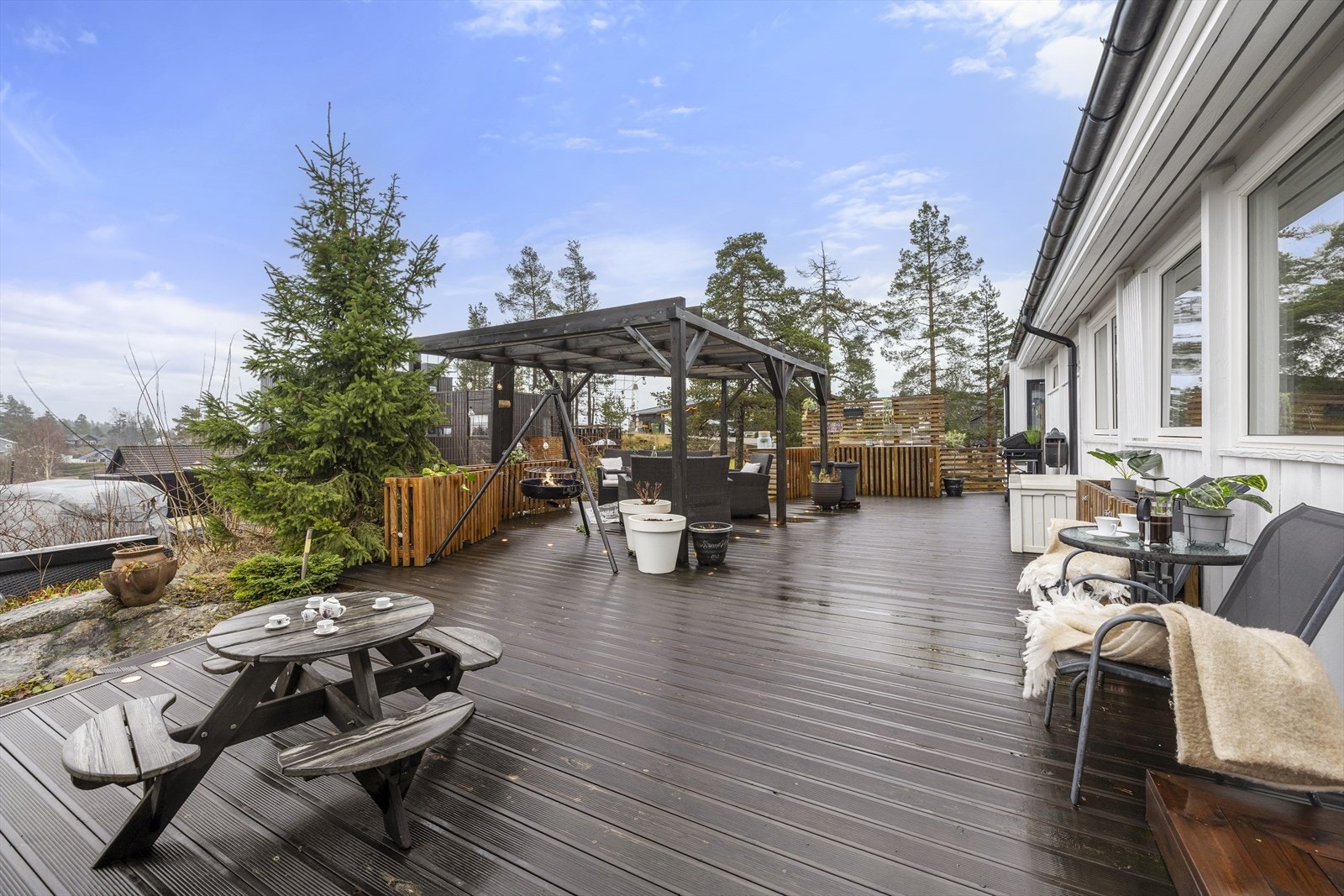 Eiendommen har et totalt terrasseareal på hele 110 m². Galleribilde