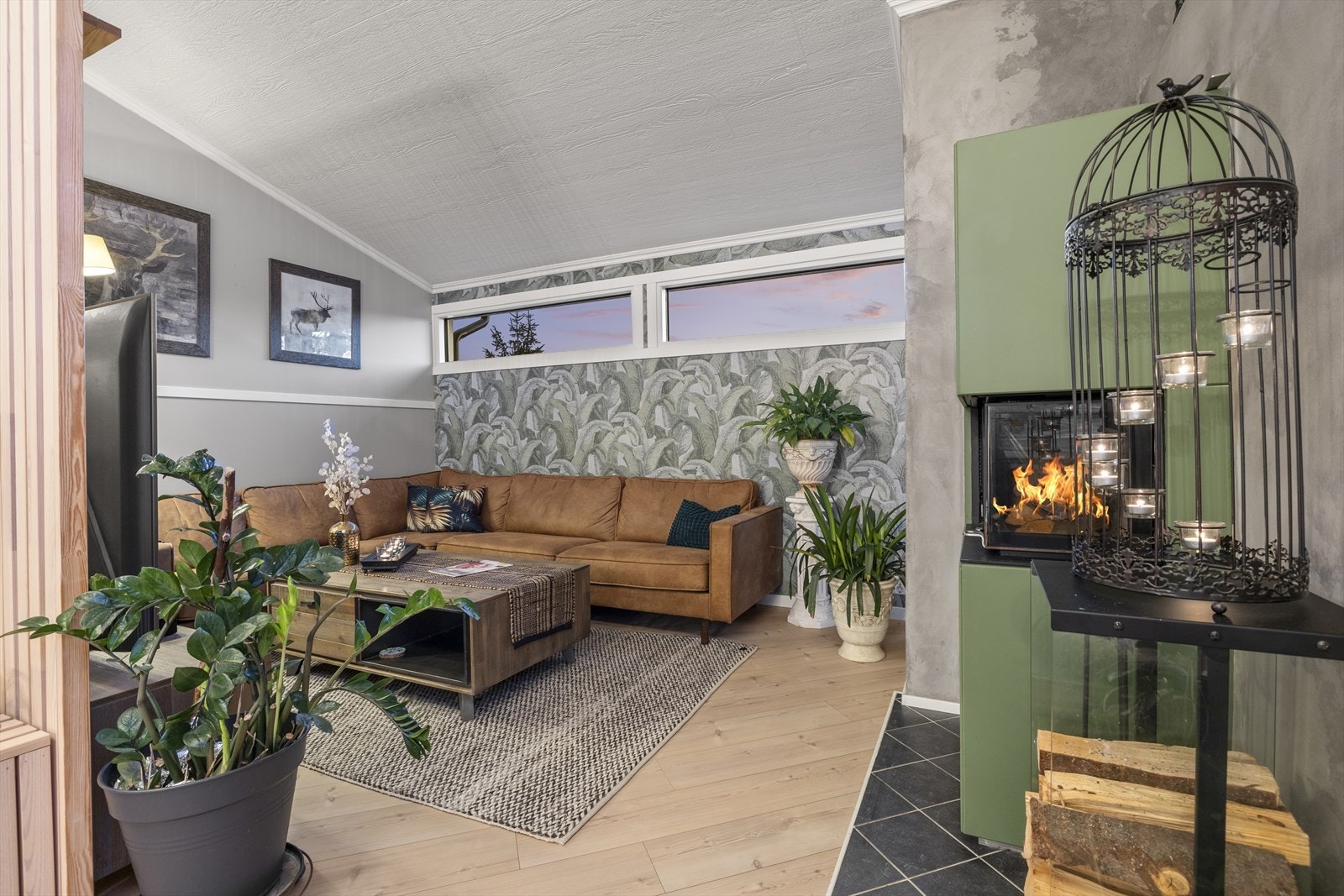 En moderne peis, installert i 2018, gir både varme og en hyggelig atmosfære. Galleribilde