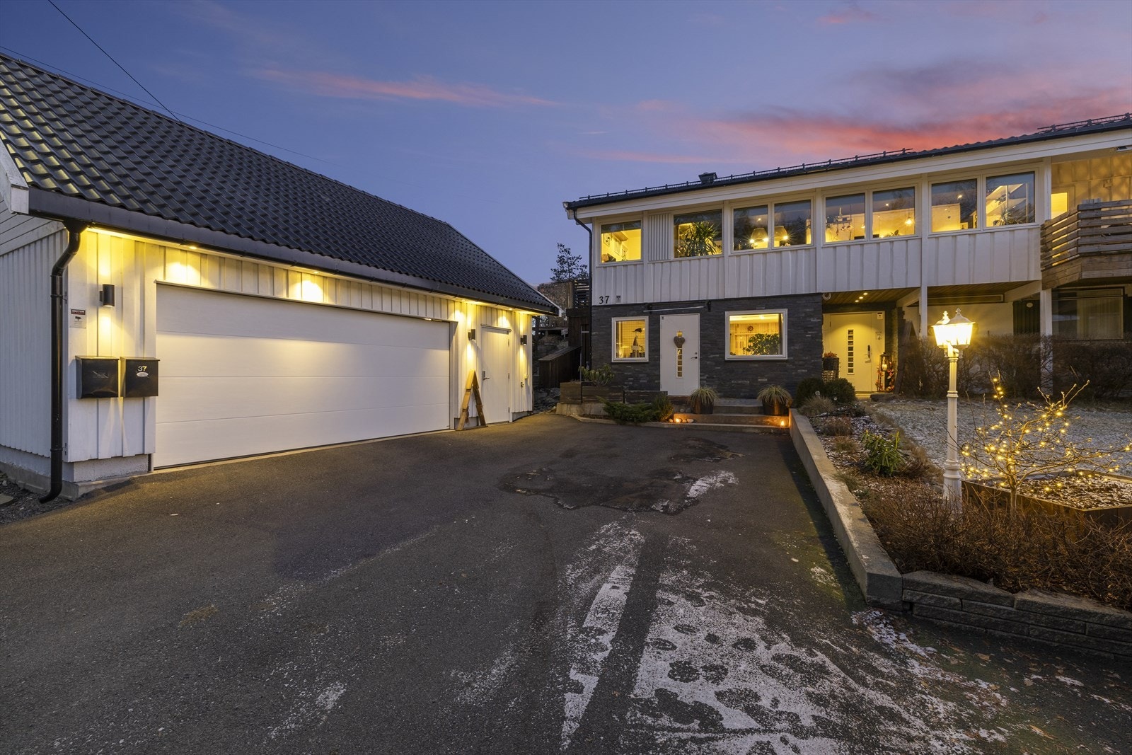 Garasjen har elektrisk port, installert elbillader og god lagringsplass på loftet. Galleribilde