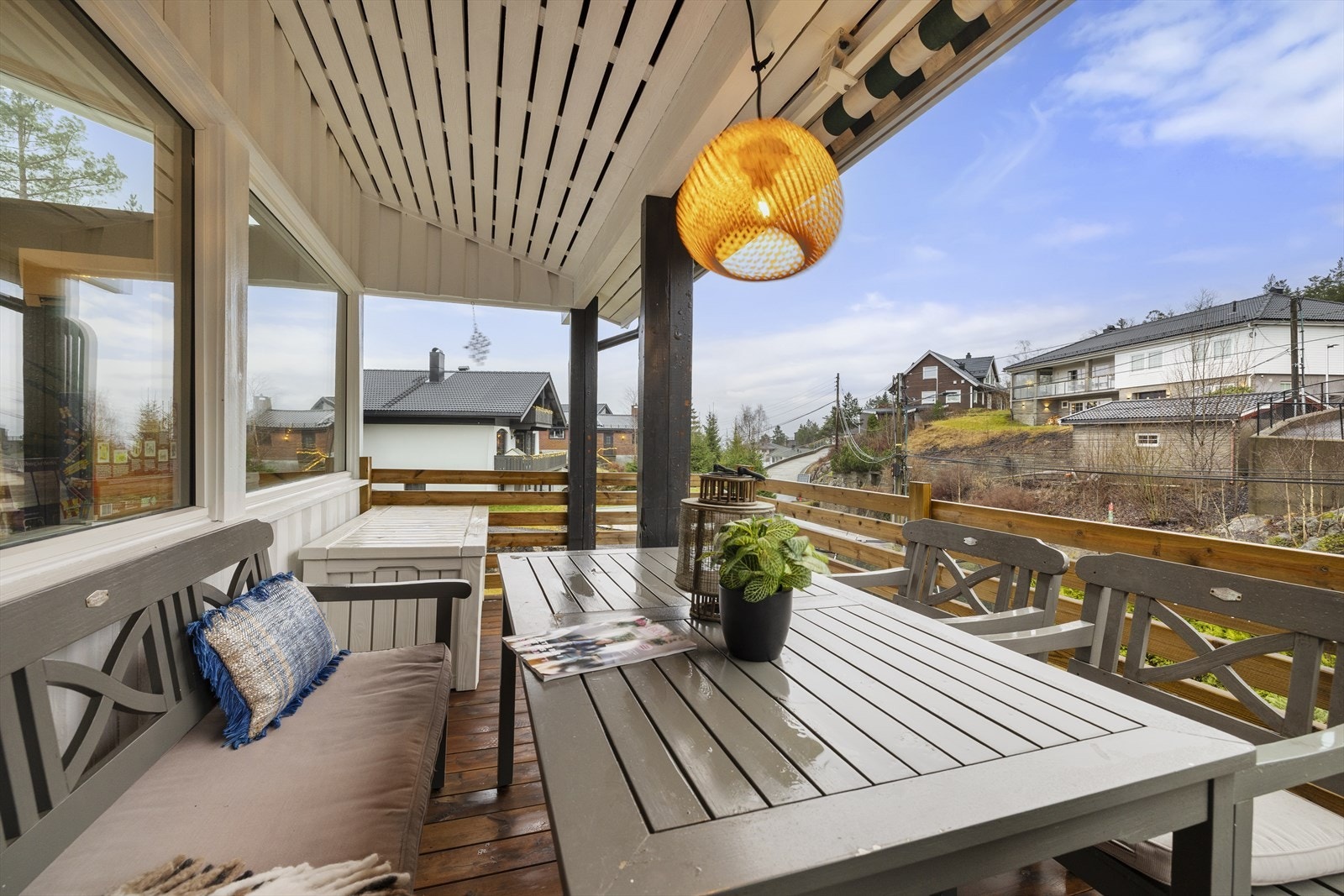 Fra stuen i første etasje er det utgang til en delvis overbygd veranda på 12 m². Galleribilde