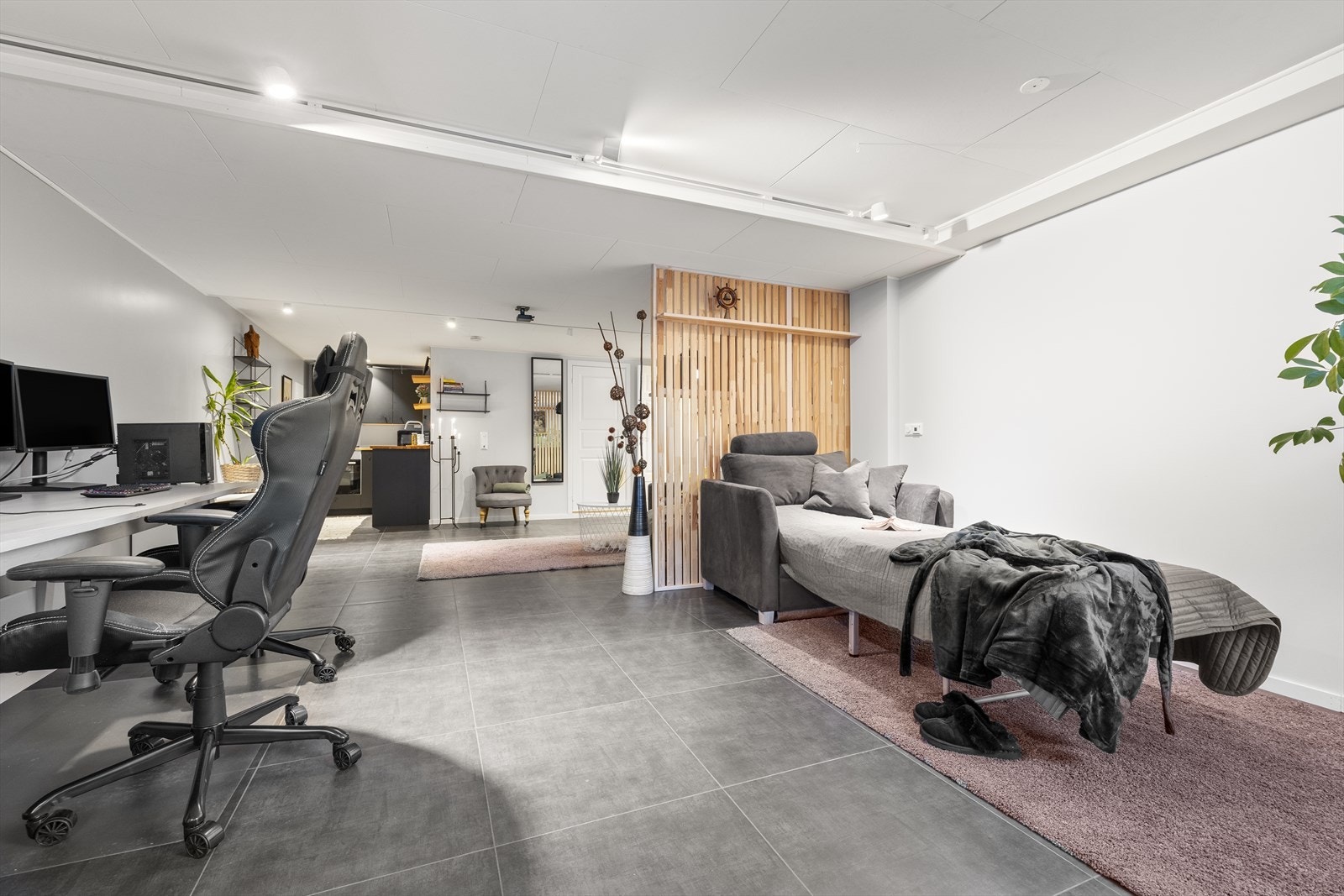 Spilevegger skaper en naturlig soneinndeling i det store rommet. Galleribilde