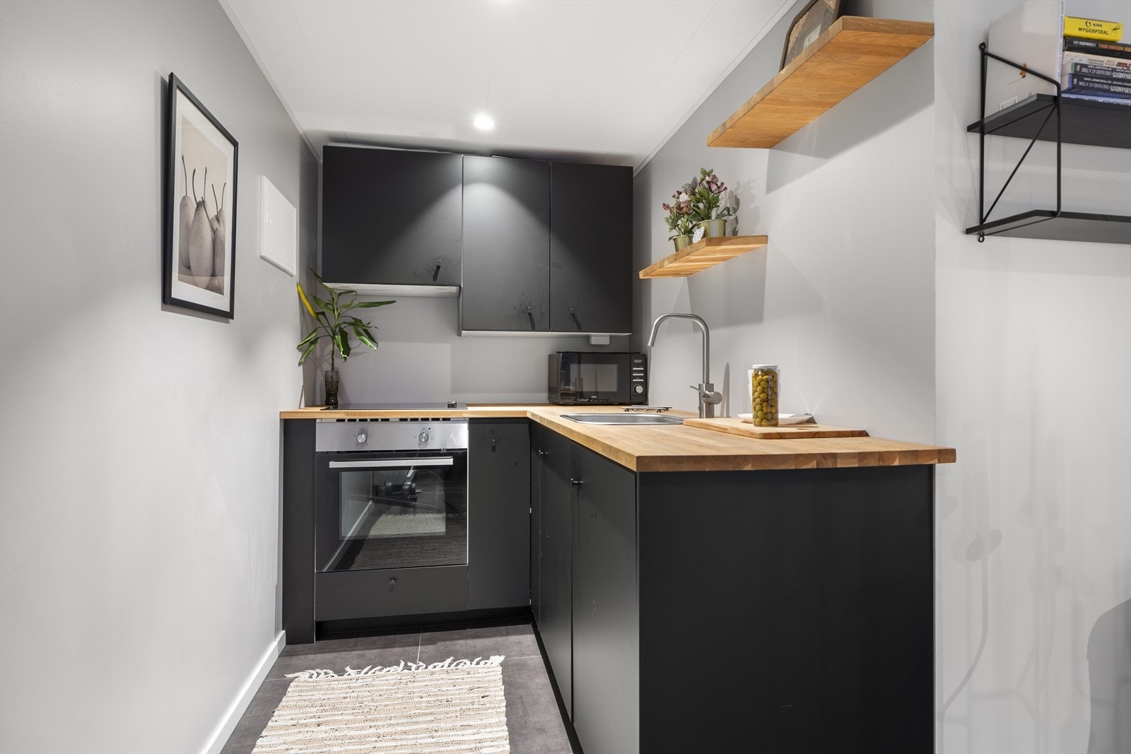 Fra stuen er det åpen løsning mot et praktisk kjøkken. Underetasjen har eget kjøkken med integrert komfyr og platetopp. Galleribilde