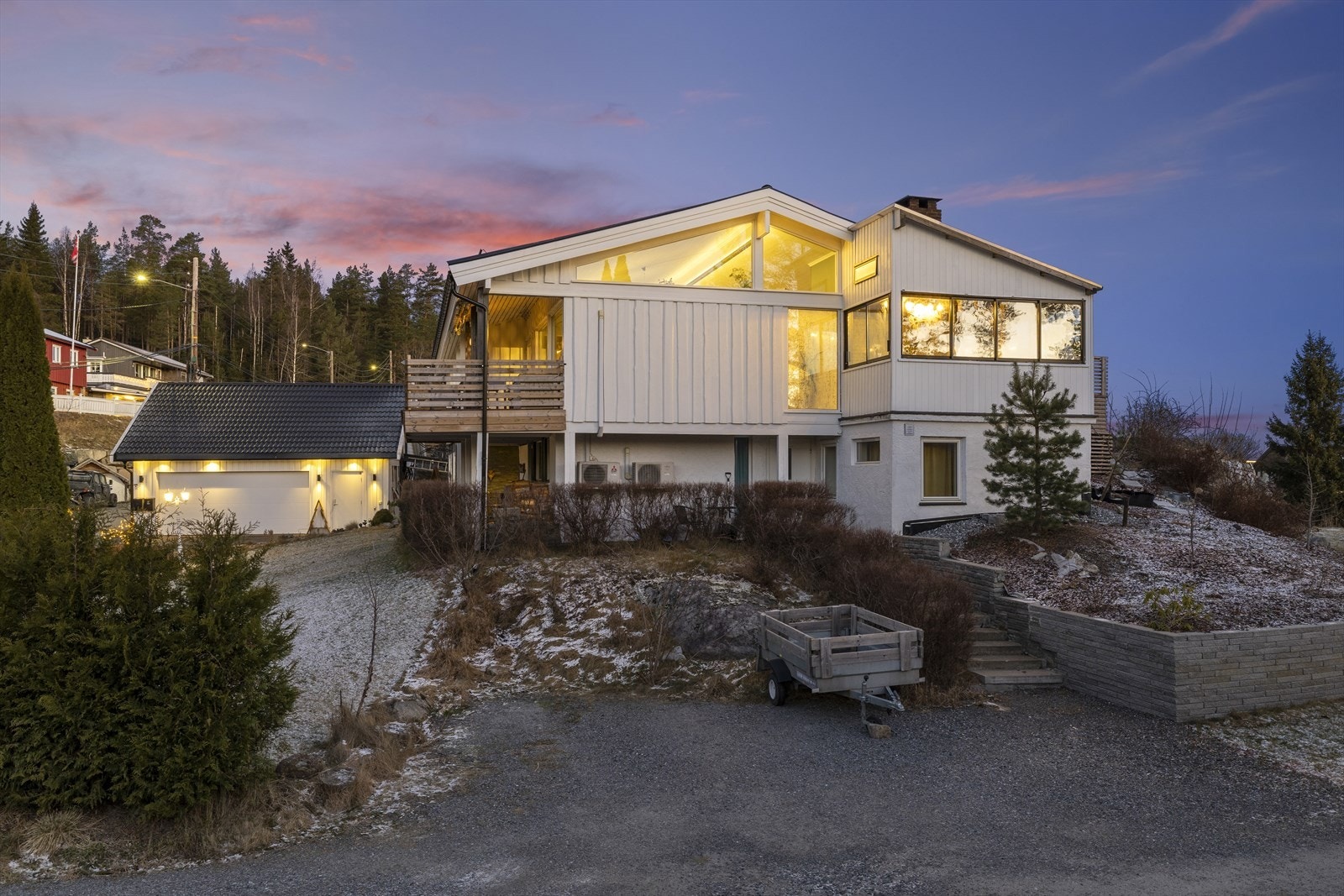 Egen inngang til hybelen fra siden av boligen. Det er også separat biloppstillingsplass. Galleribilde