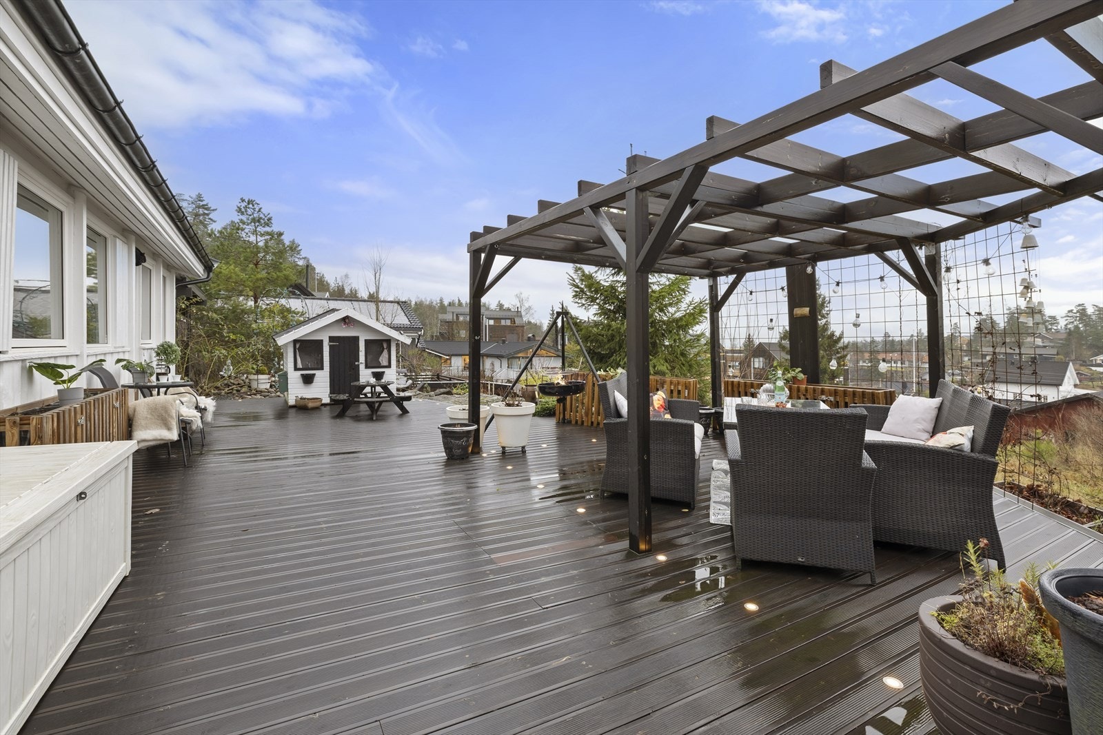 Den store terrassen har flere soner for sittegrupper og sosialt samvær. Galleribilde