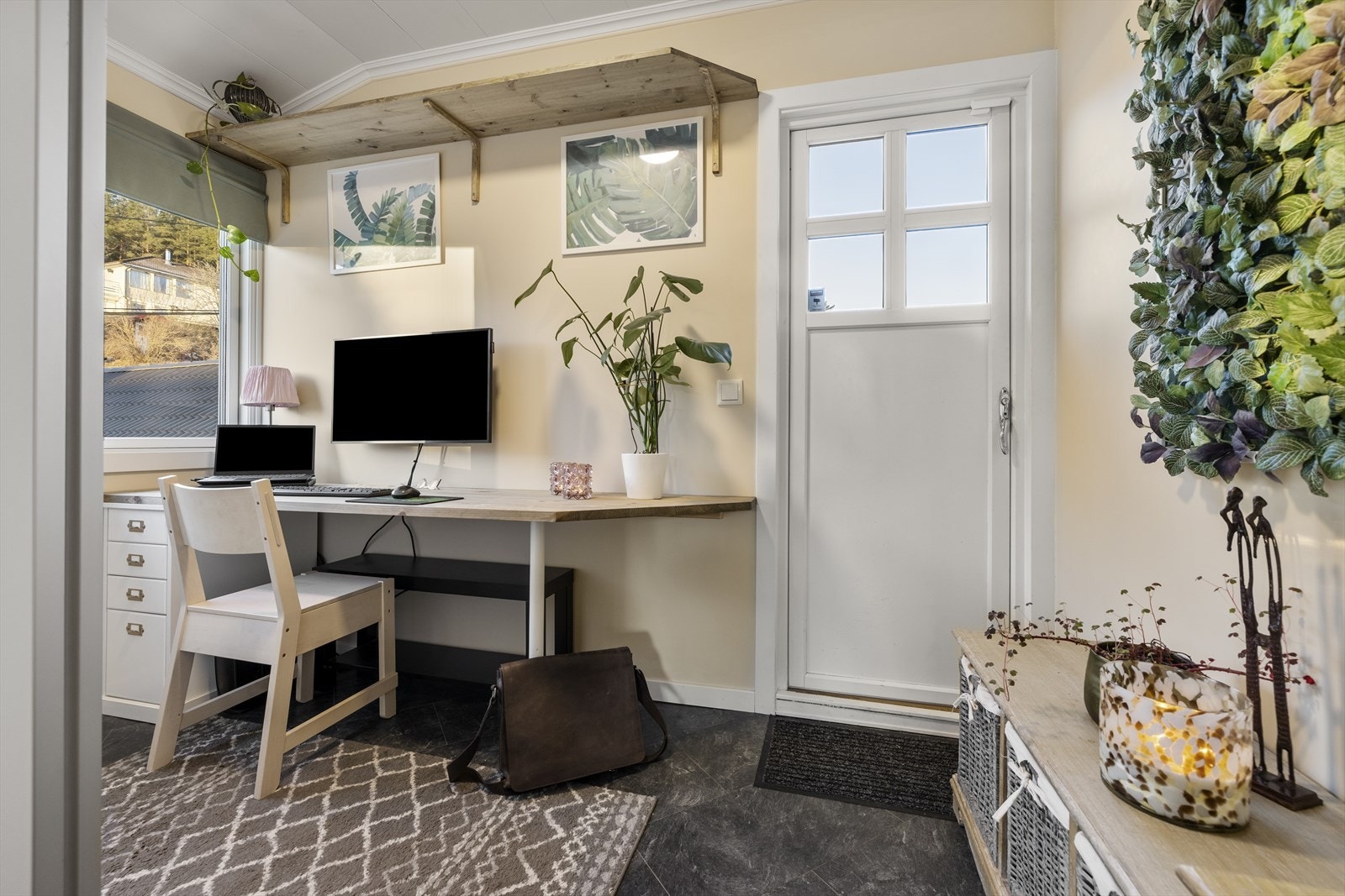 Første etasje inneholder også et praktisk kontor med egen inngang. Galleribilde