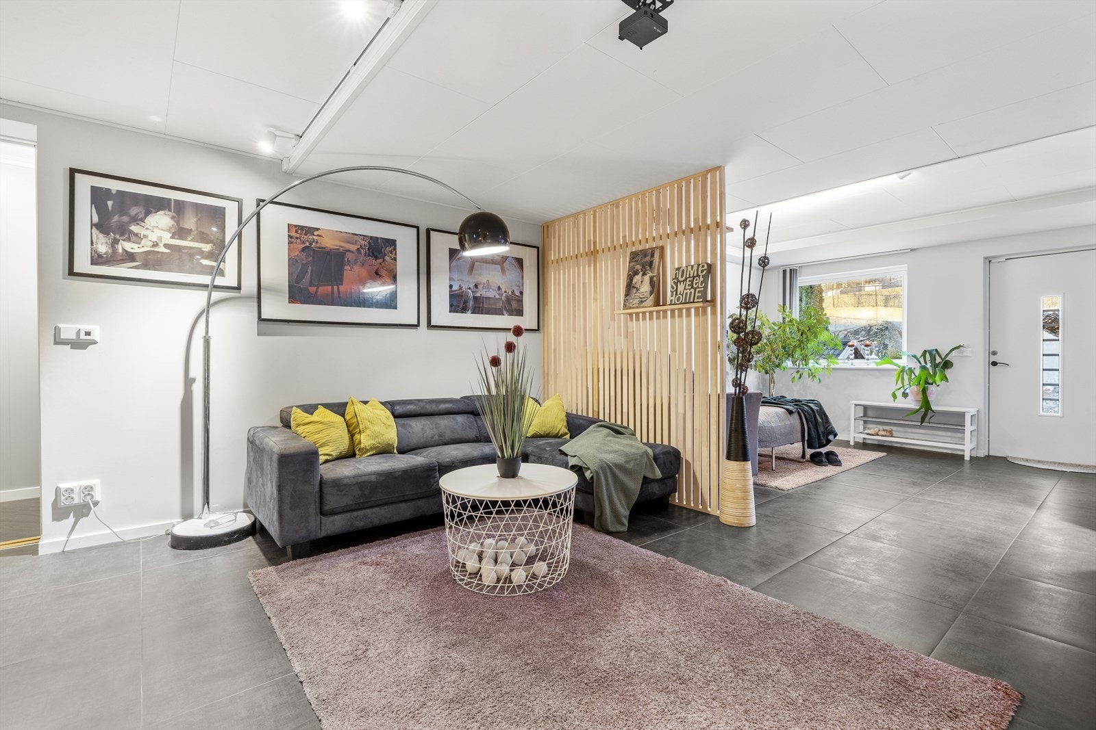 Den åpne planløsningen gir en god flyt mellom de ulike sonene i rommet. Galleribilde