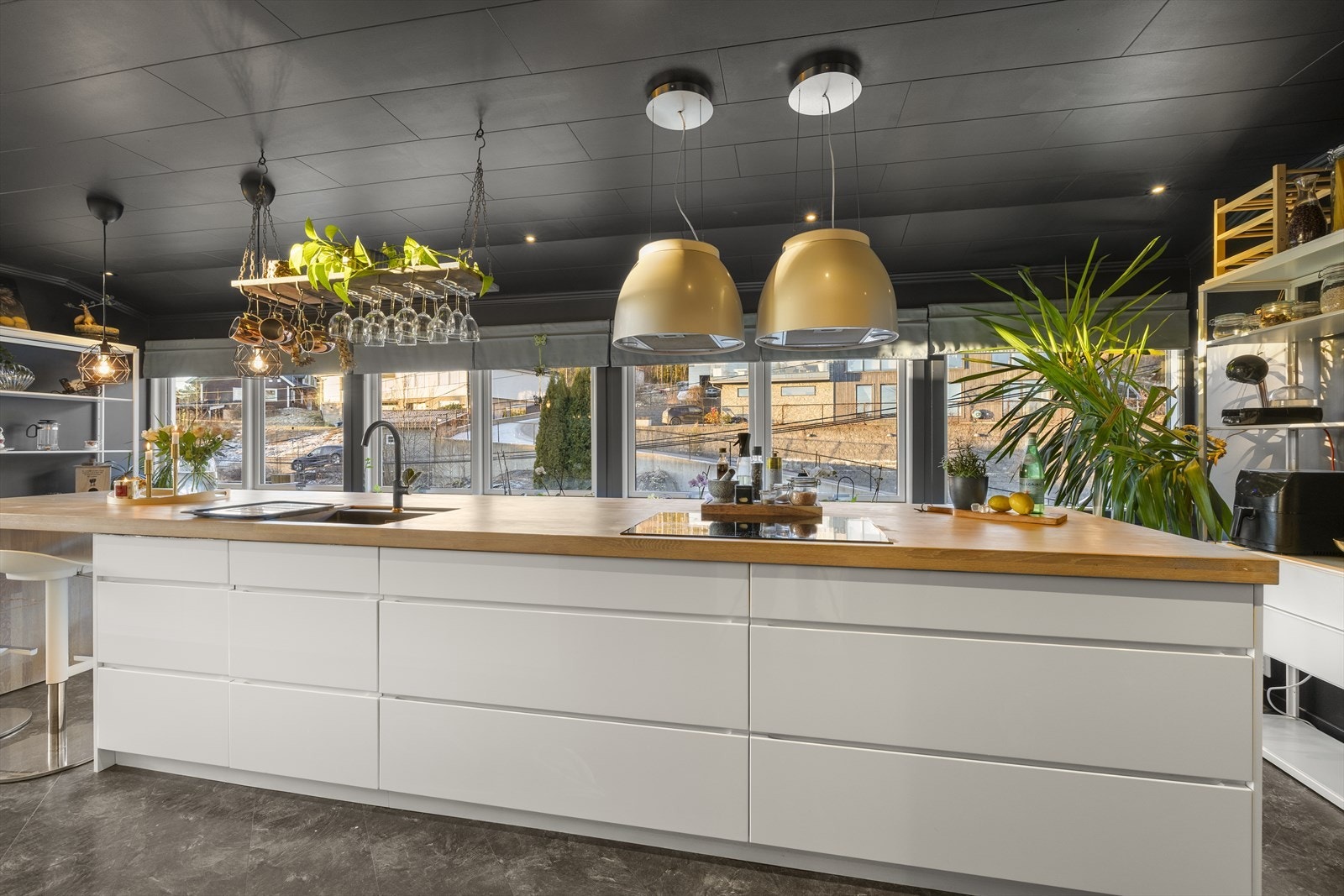 Rikelig med benke- og lagringsplass i skuffer og skap. Galleribilde