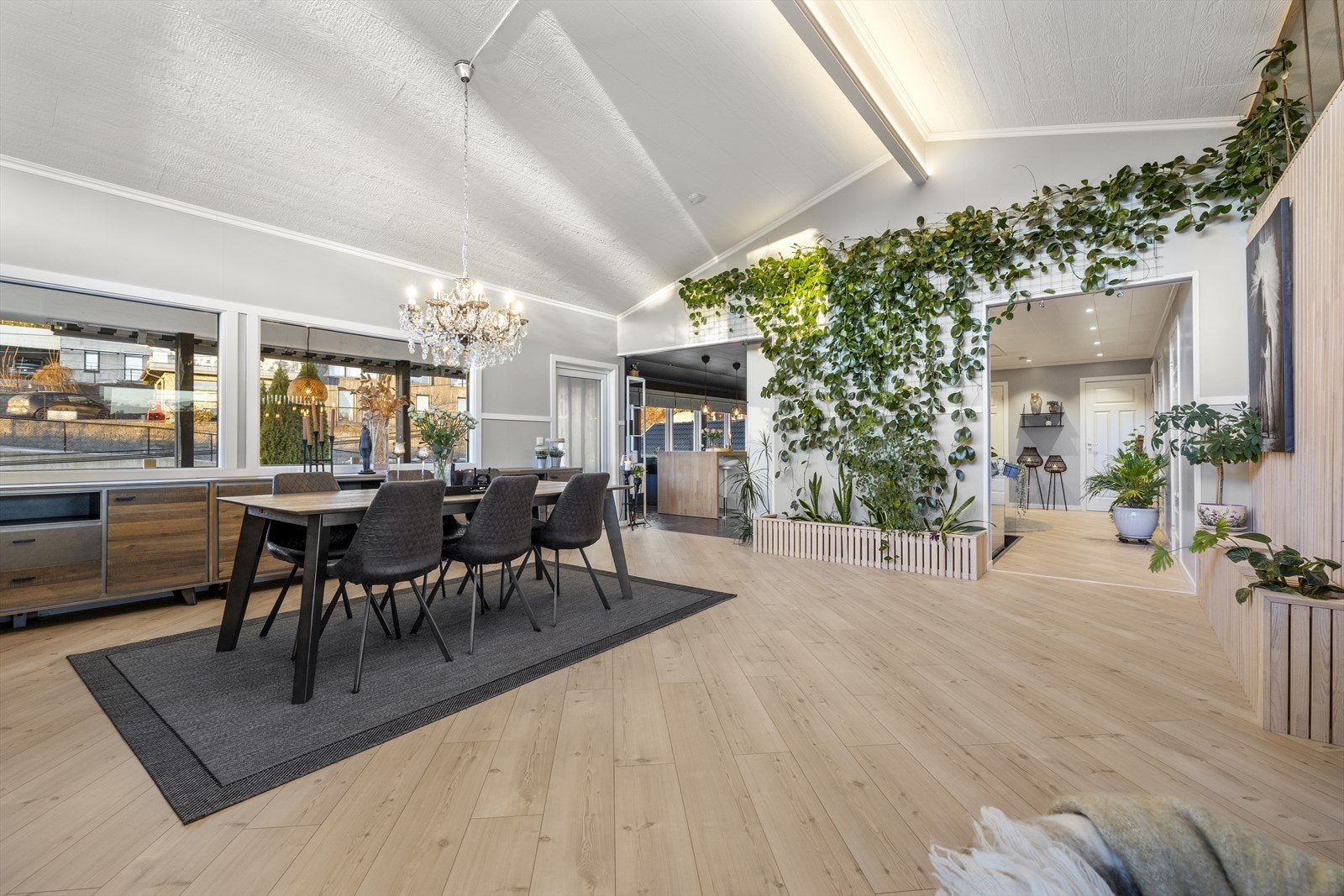 Spisestuen har god plass til langbord for sosiale sammenkomster. Galleribilde