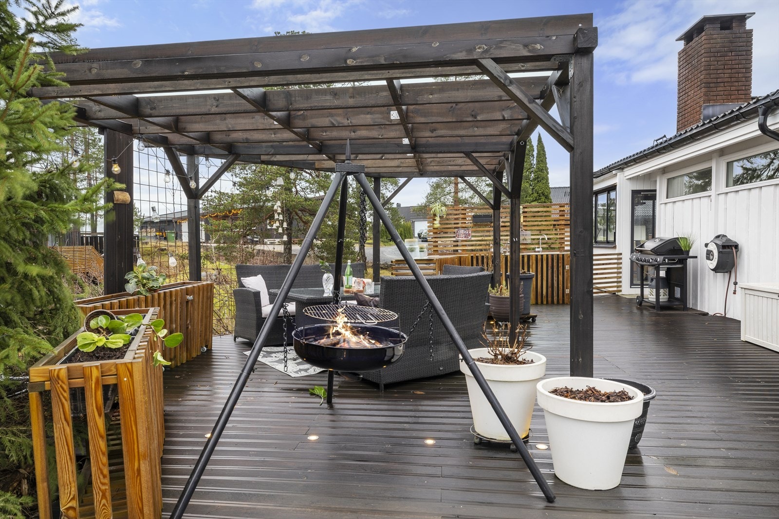 Her er det god plass til både bålpanne og utemøbler. Galleribilde