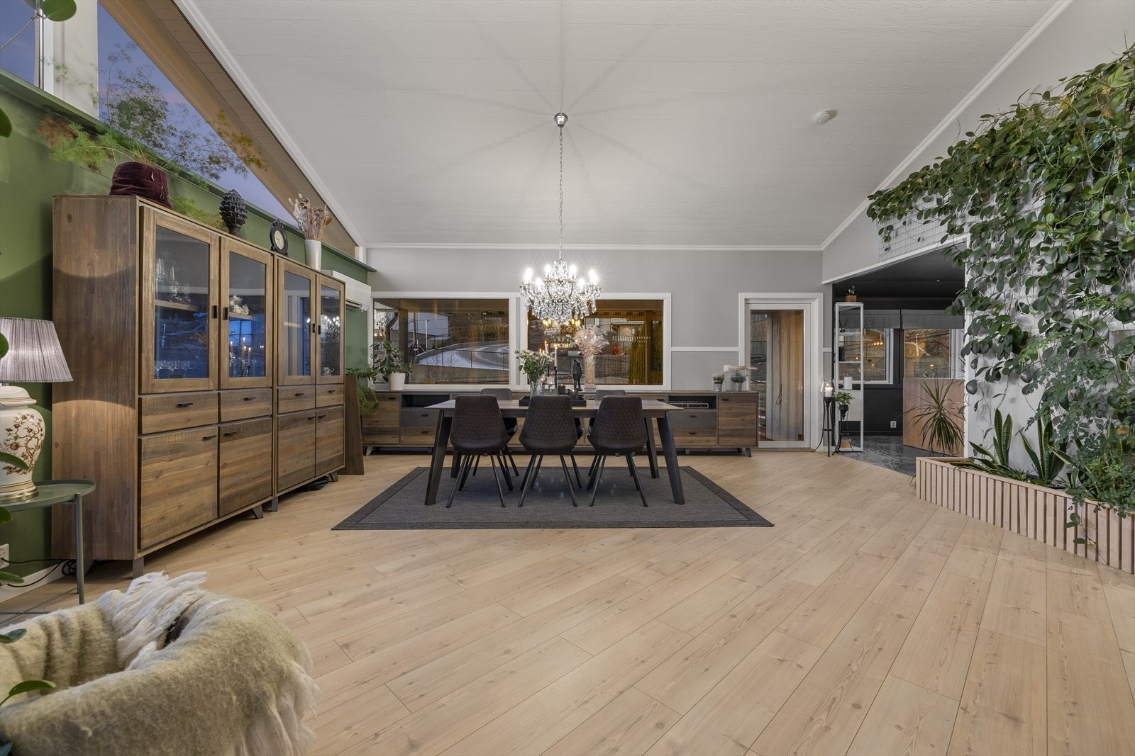 Utsyn fra spisestuen mot hallen og kjøkkenet. Galleribilde