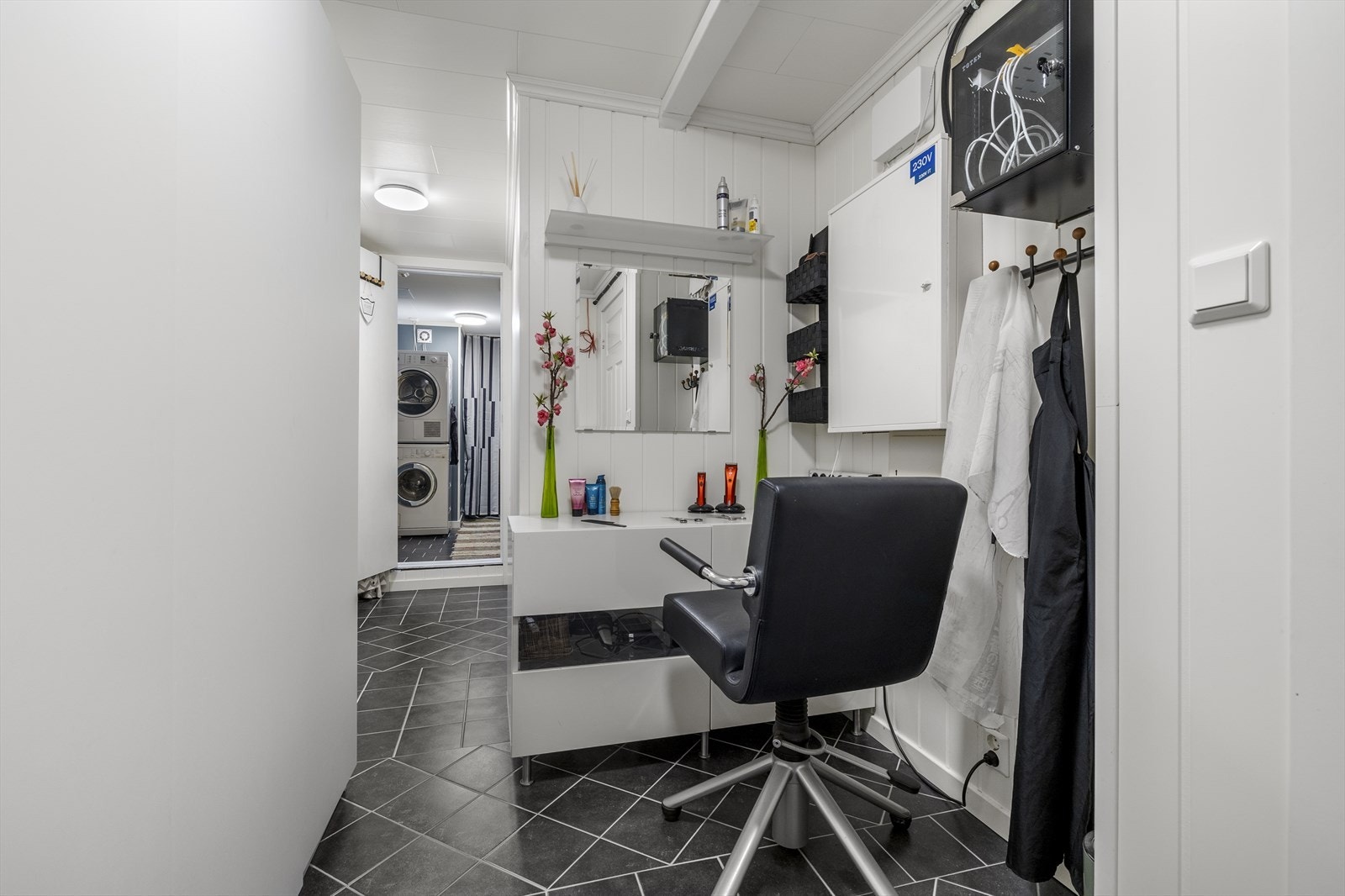 I tilknytning til vaskerommet er det innredet en praktisk arbeidsplass som selger har benyttet som salong. Galleribilde