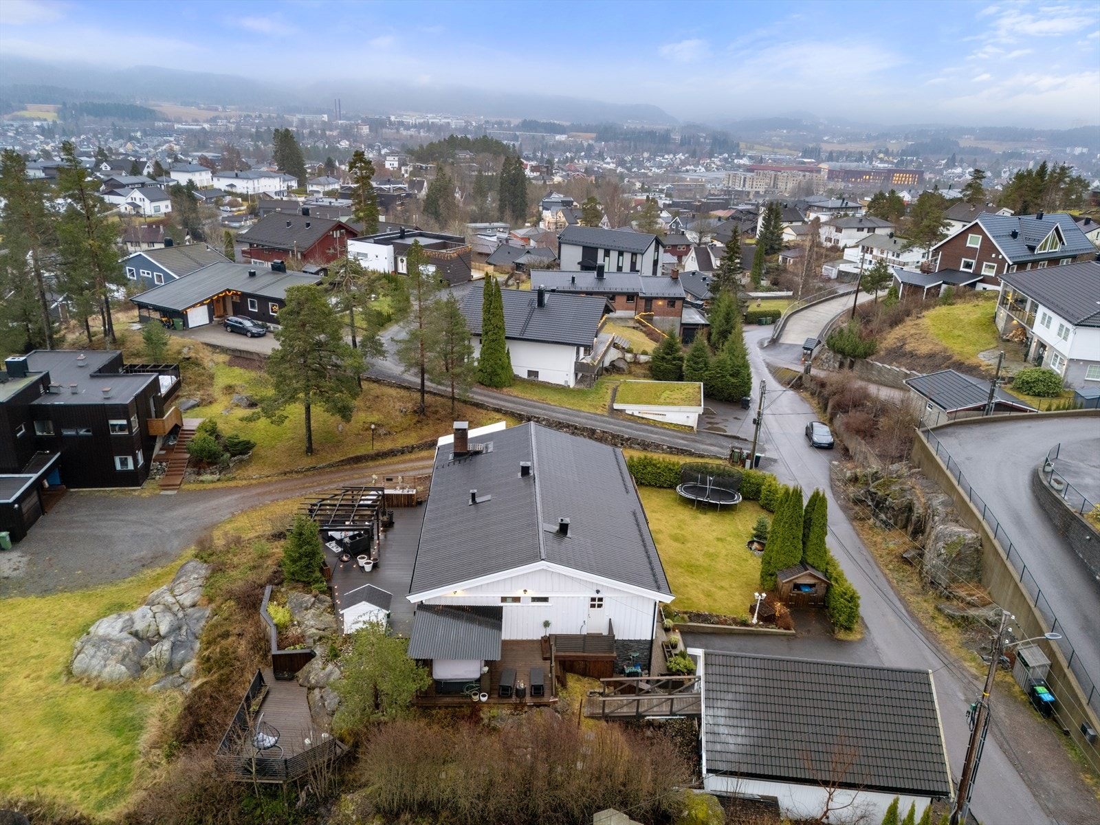 Det er gangavstand til Fjellhamar sentrum og Strømmen Storsenter med alle servicetilbud. Galleribilde