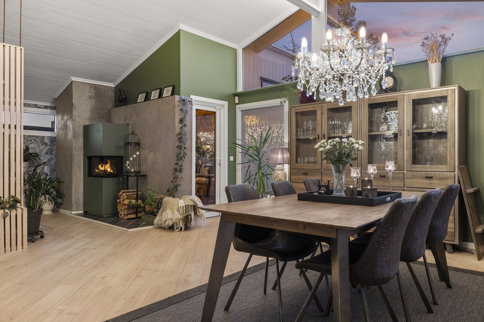 Detaljer som krystallkronen gir rommet et elegant preg. Galleribilde